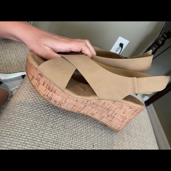 Chinese Laundry Wedges - Picture 3 of 3